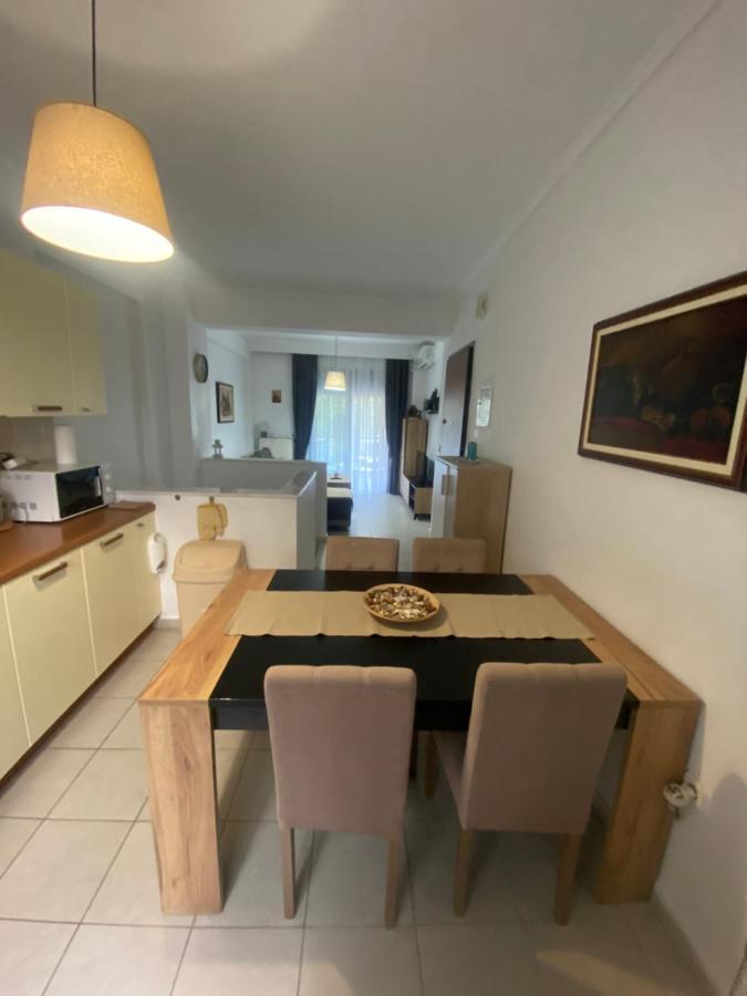 Lovely 2-Bedroom Appartement With Free Parking อาเยีย ตรีอาส ภายนอก รูปภาพ